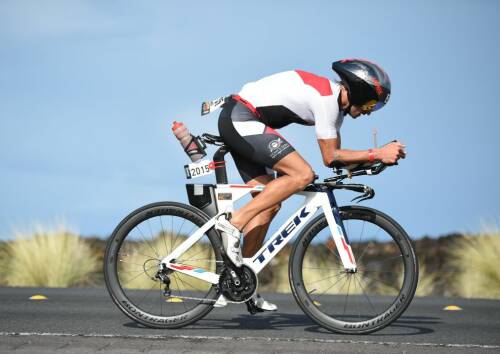veganer Triathlet Daniel Braun beim Fahrrad fahren