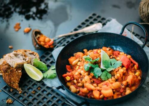 Veganes Chili mit Kichererbsen, die sehr reich an Eiweiß sind, wärmt von innen und schmeckt super. Probiere es aus.