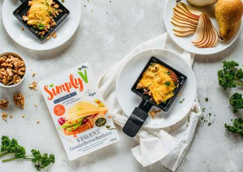 Ein würzig-fruchtiges Raclettepfännchen mit Birnen und Walnüssen und den Genießerscheiben von Simply V.