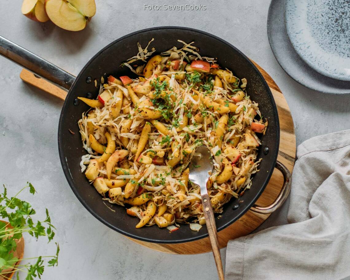 Veganes Rezept: Apfel-Weißkohl-Pfanne mit Schupfnudeln 1