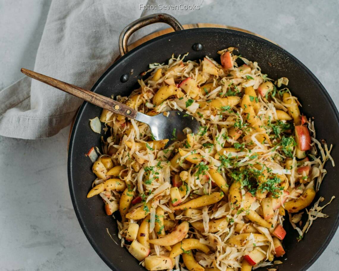 Veganes Rezept: Apfel-Weißkohl-Pfanne mit Schupfnudeln 2