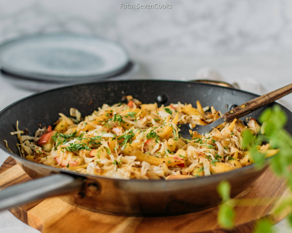 Veganes Rezept: Apfel-Weißkohl-Pfanne mit Schupfnudeln 3
