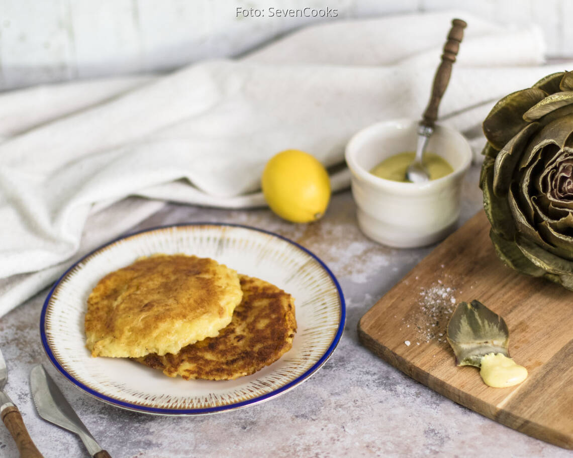 Veganes Rezept: Artischocken mit Senf-Dip und Kartoffel-Sauerkraut Taler