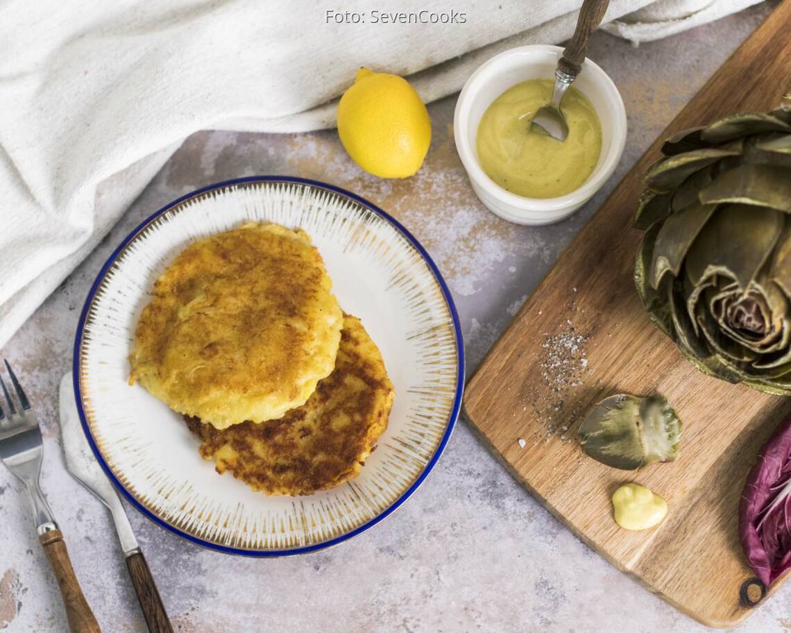 Veganes Rezept: Artischocken mit Senf-Dip und Kartoffel-Sauerkraut Taler