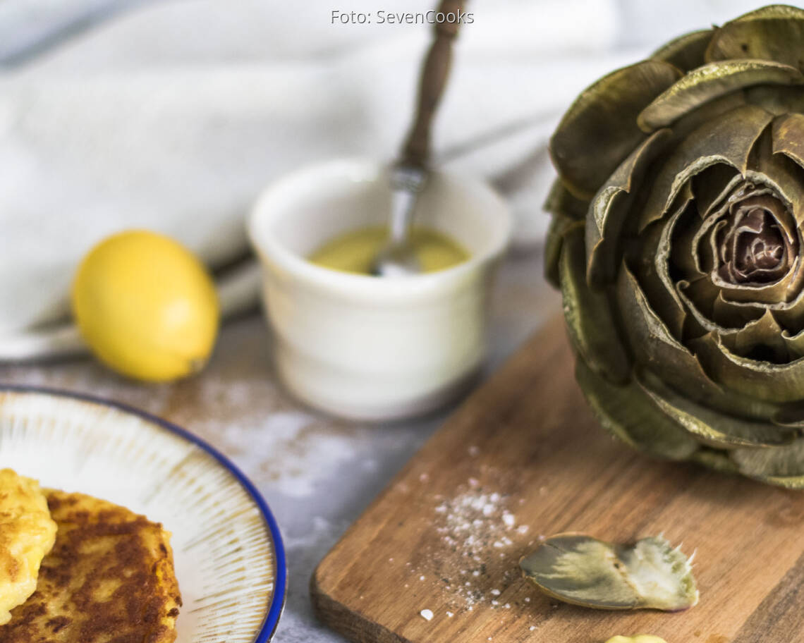 Veganes Rezept: Artischocken mit Senf-Dip und Kartoffel-Sauerkraut Taler