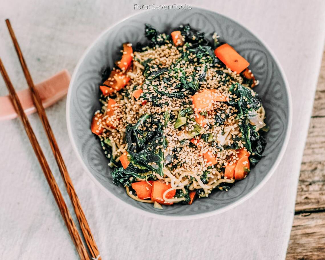 Veganes_Rezept:_Asia_Nudeln_mit_Grünkohl_1