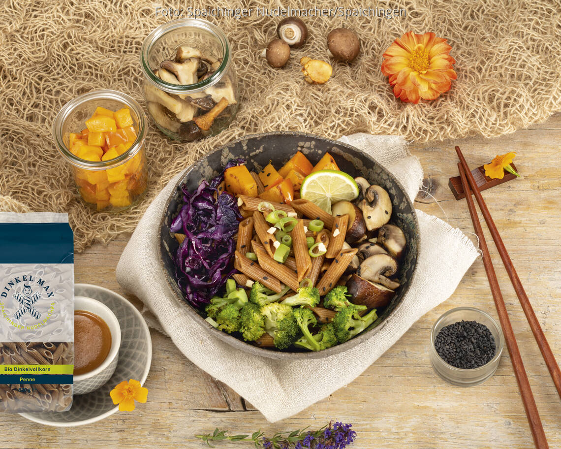 Veganes Rezept: Asiatischer Nudelsalat mit Dinkelvollkornpenne