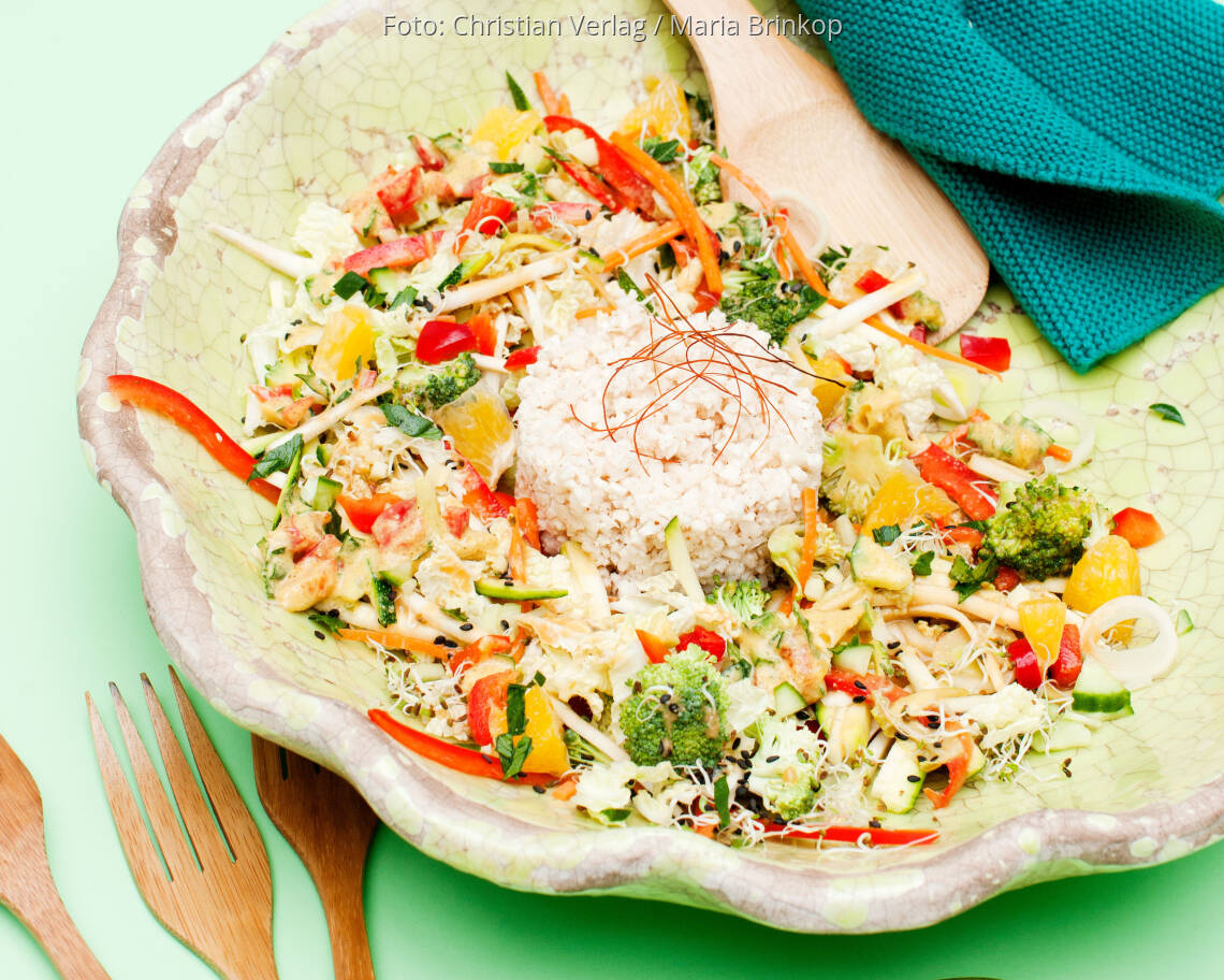 Veganes Rezept: Asiatisches Gemüse mit Blumenkohlreis-Timbale