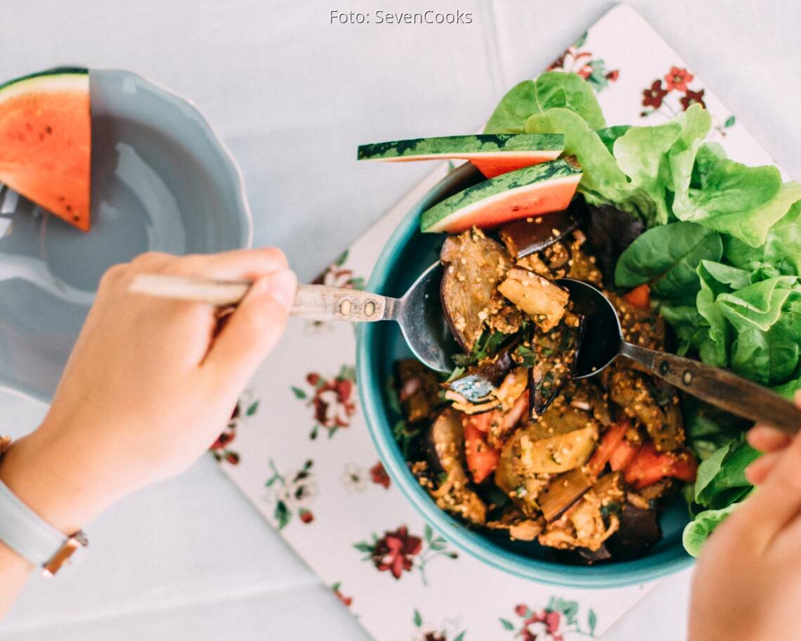 Veganes Rezept: Auberginen-Minz-Salat mit Wassermelonendressing