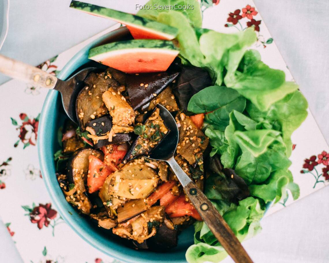 Veganes Rezept: Auberginen-Minz-Salat mit Wassermelonendressing