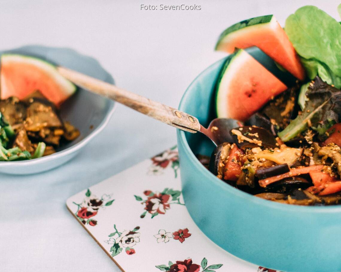 Veganes Rezept: Auberginen-Minz-Salat mit Wassermelonendressing