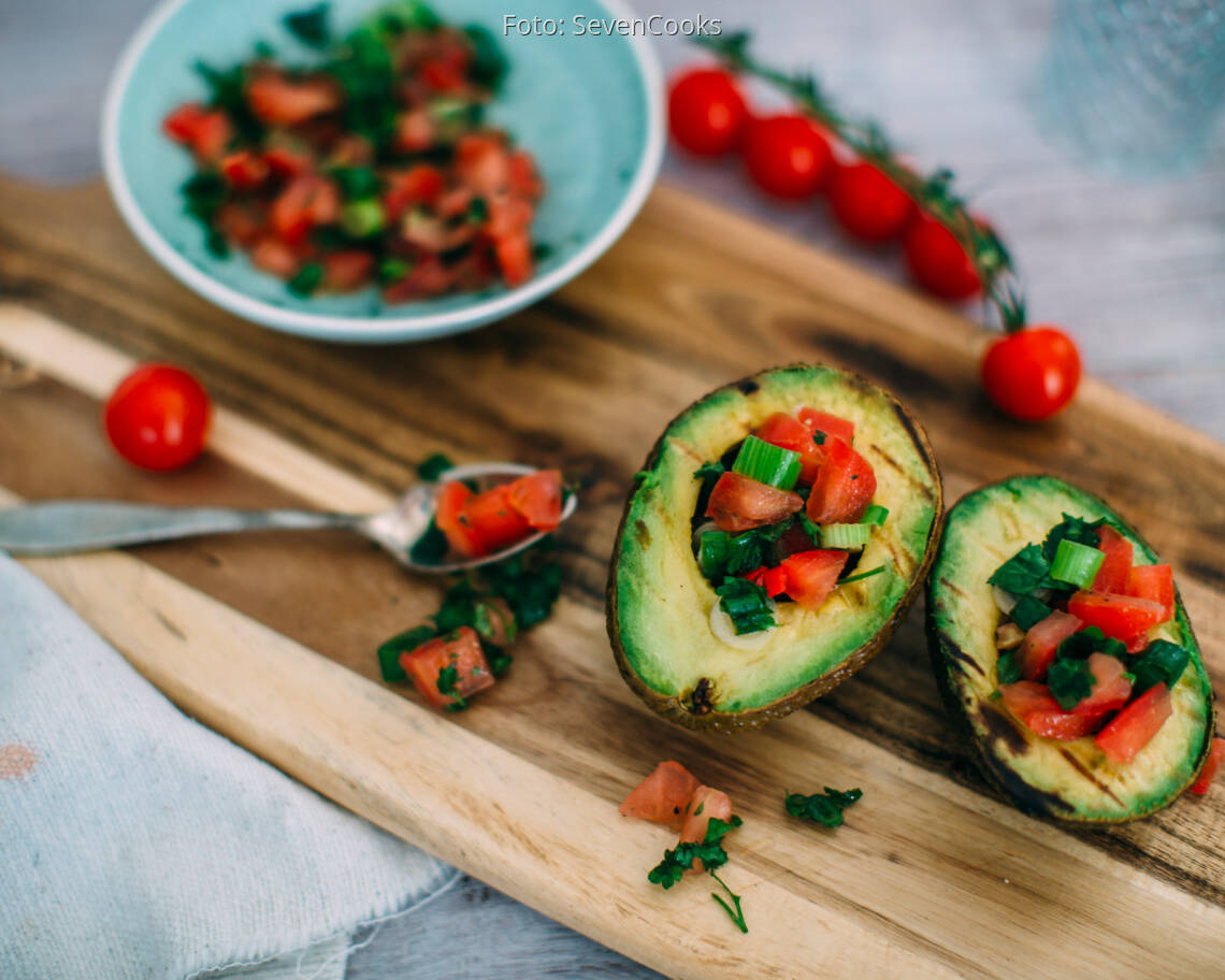 Veganes Rezept: Avocado vom Grill mit Tomatensalsa