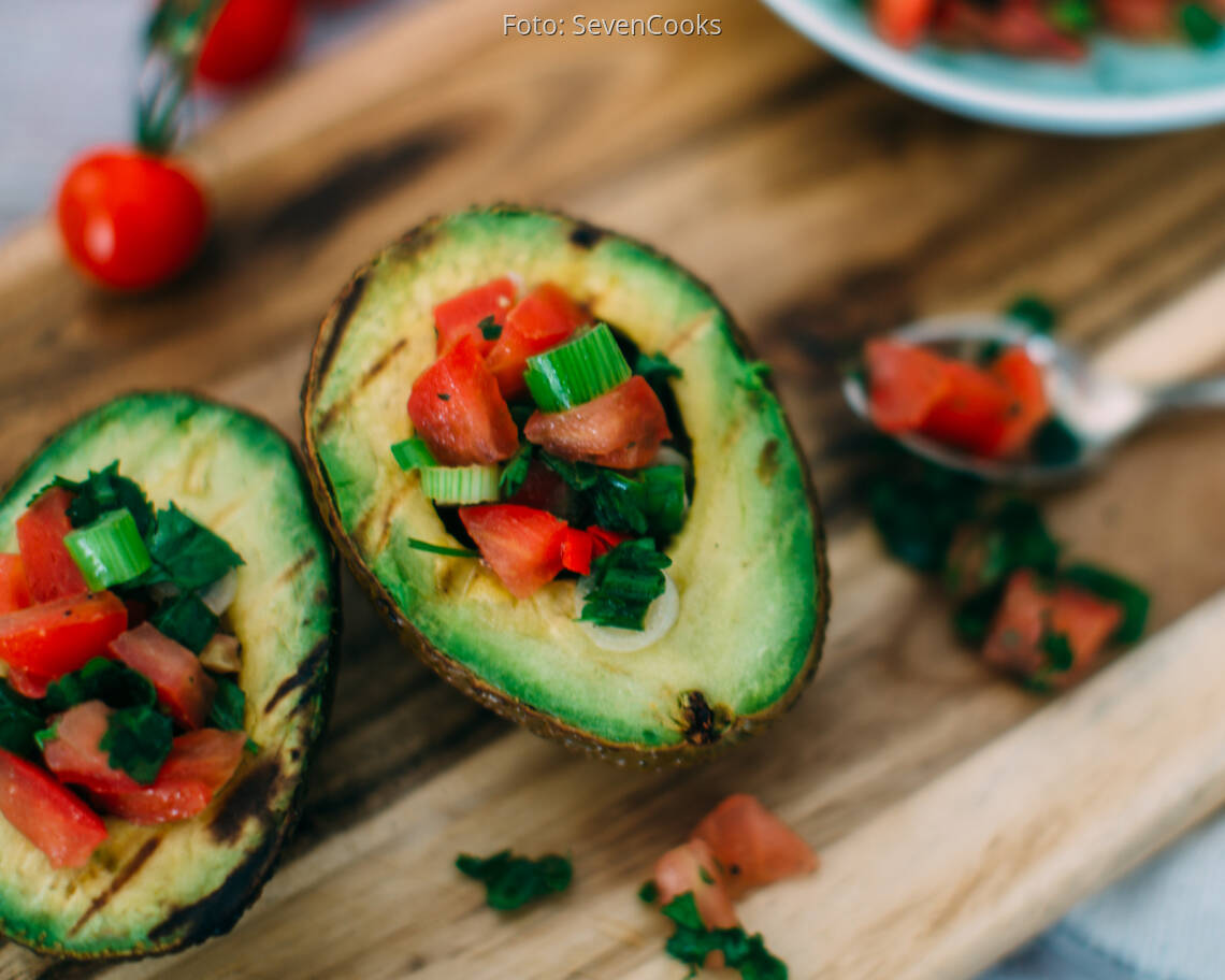 Veganes Rezept: Avocado vom Grill mit Tomatensalsa