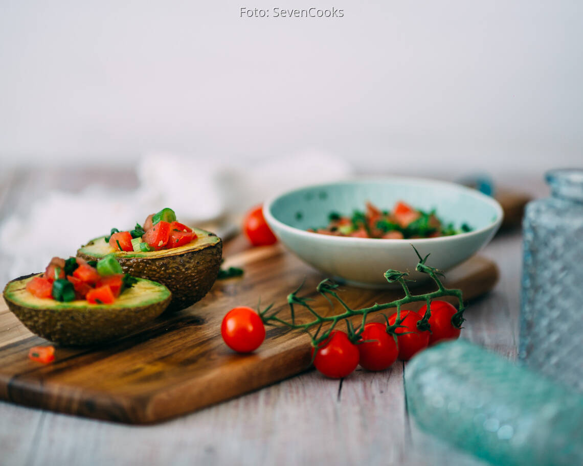 Veganes Rezept: Avocado vom Grill mit Tomatensalsa
