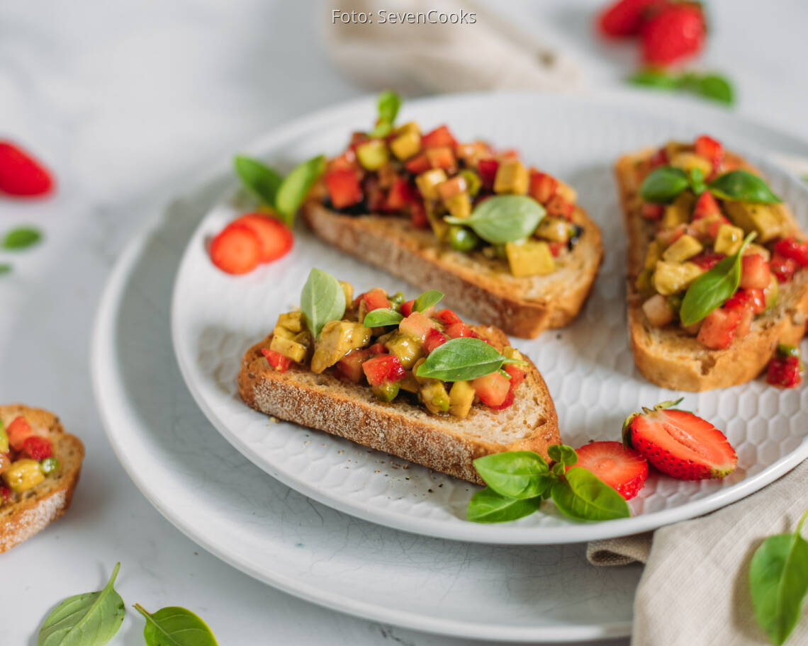 Veganes Rezept: Avocado-Erdbeer-Bruschetta 2