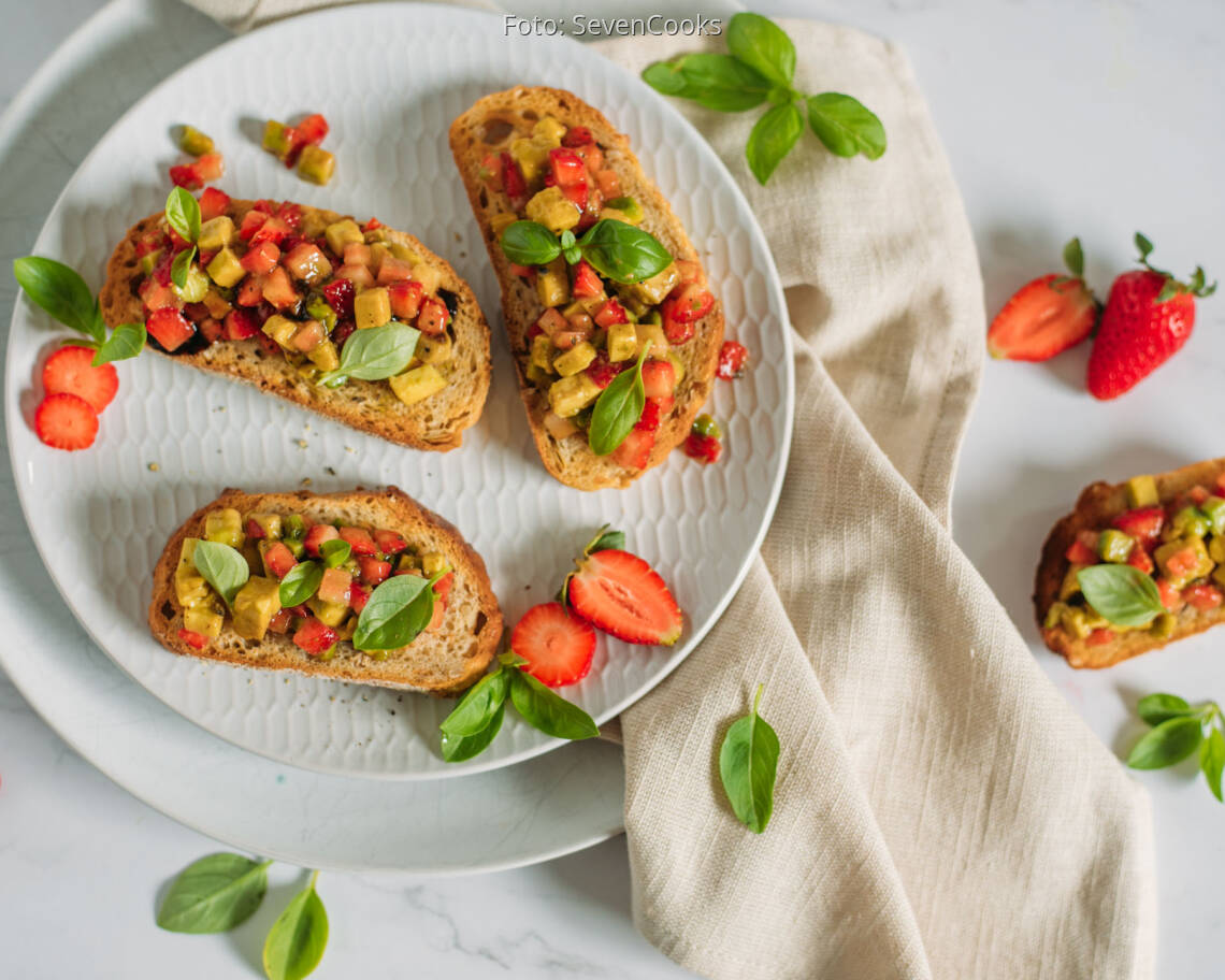 Veganes Rezept: Avocado-Erdbeer-Bruschetta 3