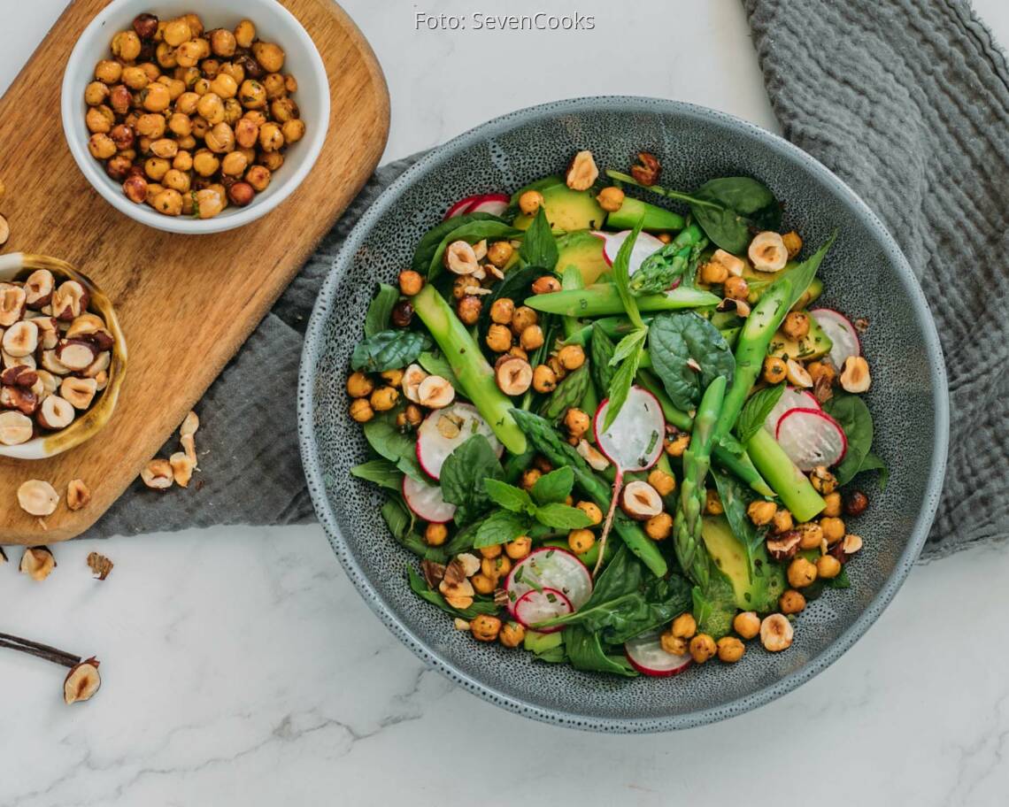 Veganes Rezept: Avocado-Spargel-Salat mit gerösteten Kichererbsen 1