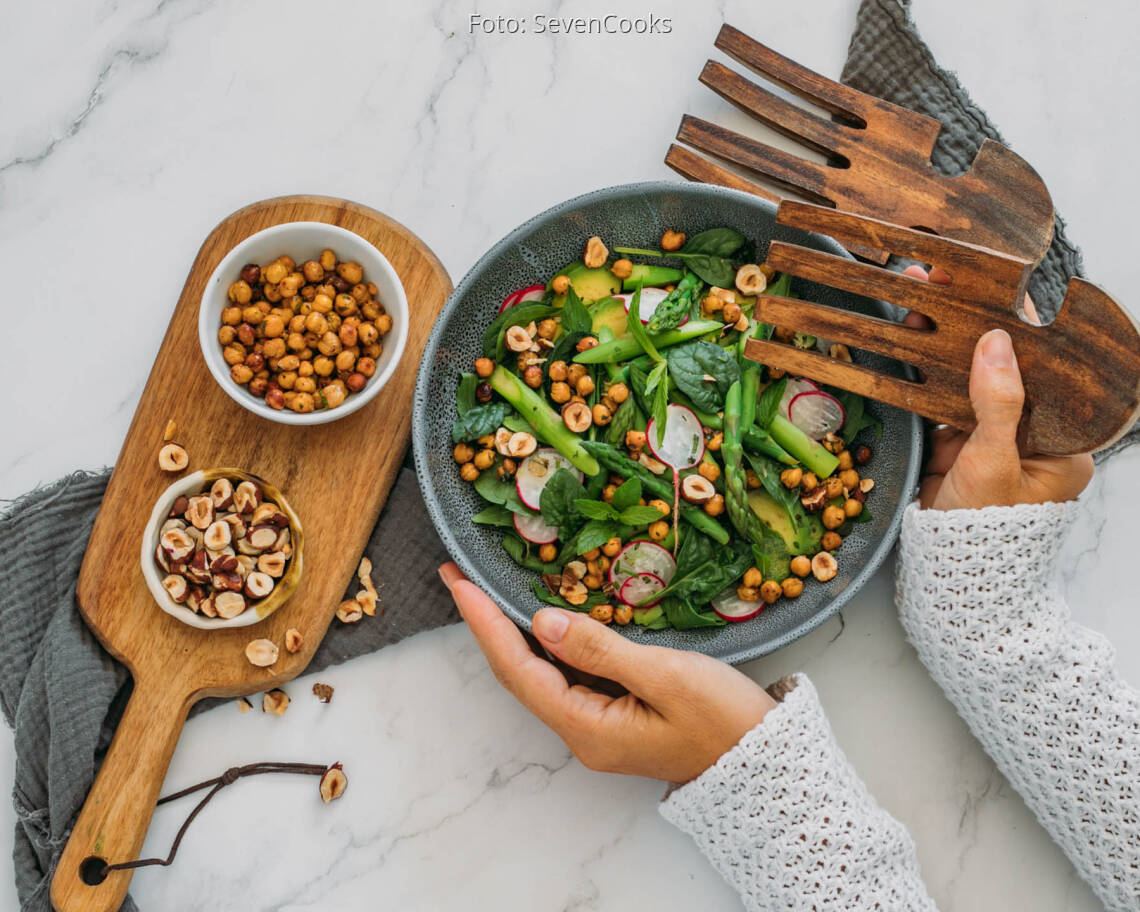 Veganes Rezept: Avocado-Spargel-Salat mit gerösteten Kichererbsen 2