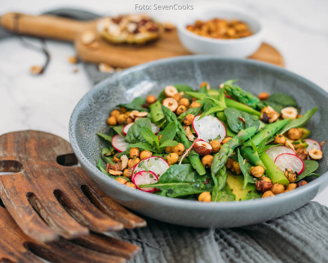 Veganes Rezept: Avocado-Spargel-Salat mit gerösteten Kichererbsen 3