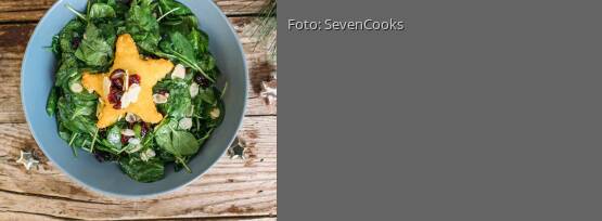 Rezeptbild für "Babyspinatsalat mit Knödelteig-Sternen"