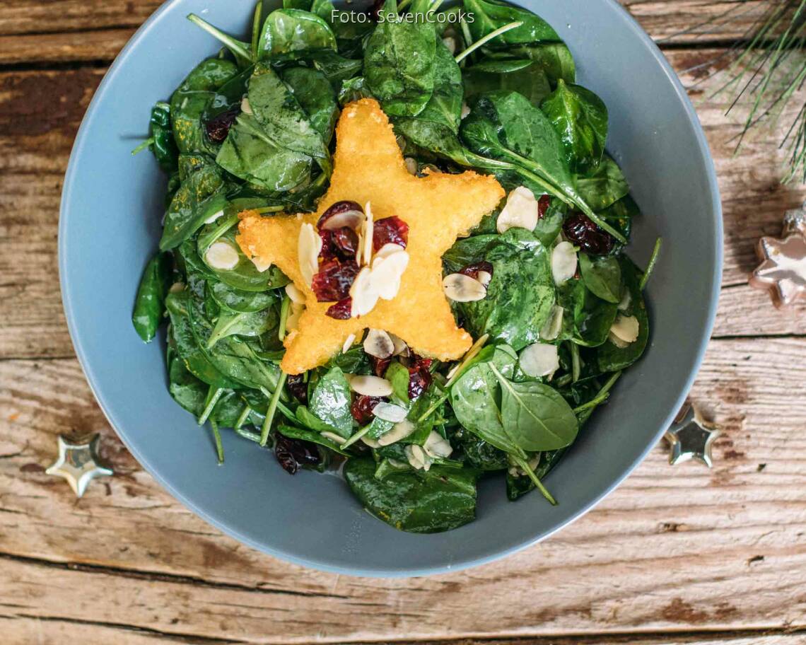 Veganes Rezept: Babyspinatsalat mit Knödelteig-Sternen