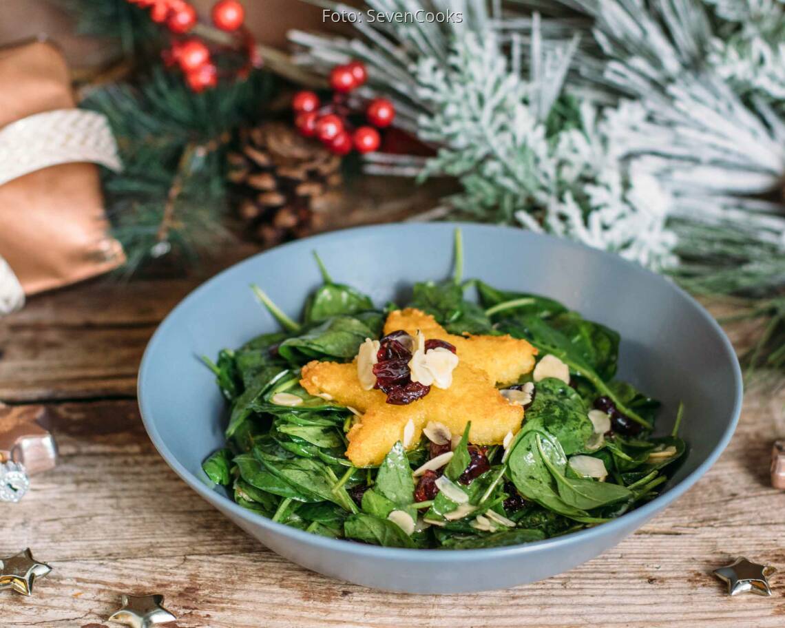 Veganes Rezept: Babyspinatsalat mit Knödelteig-Sternen