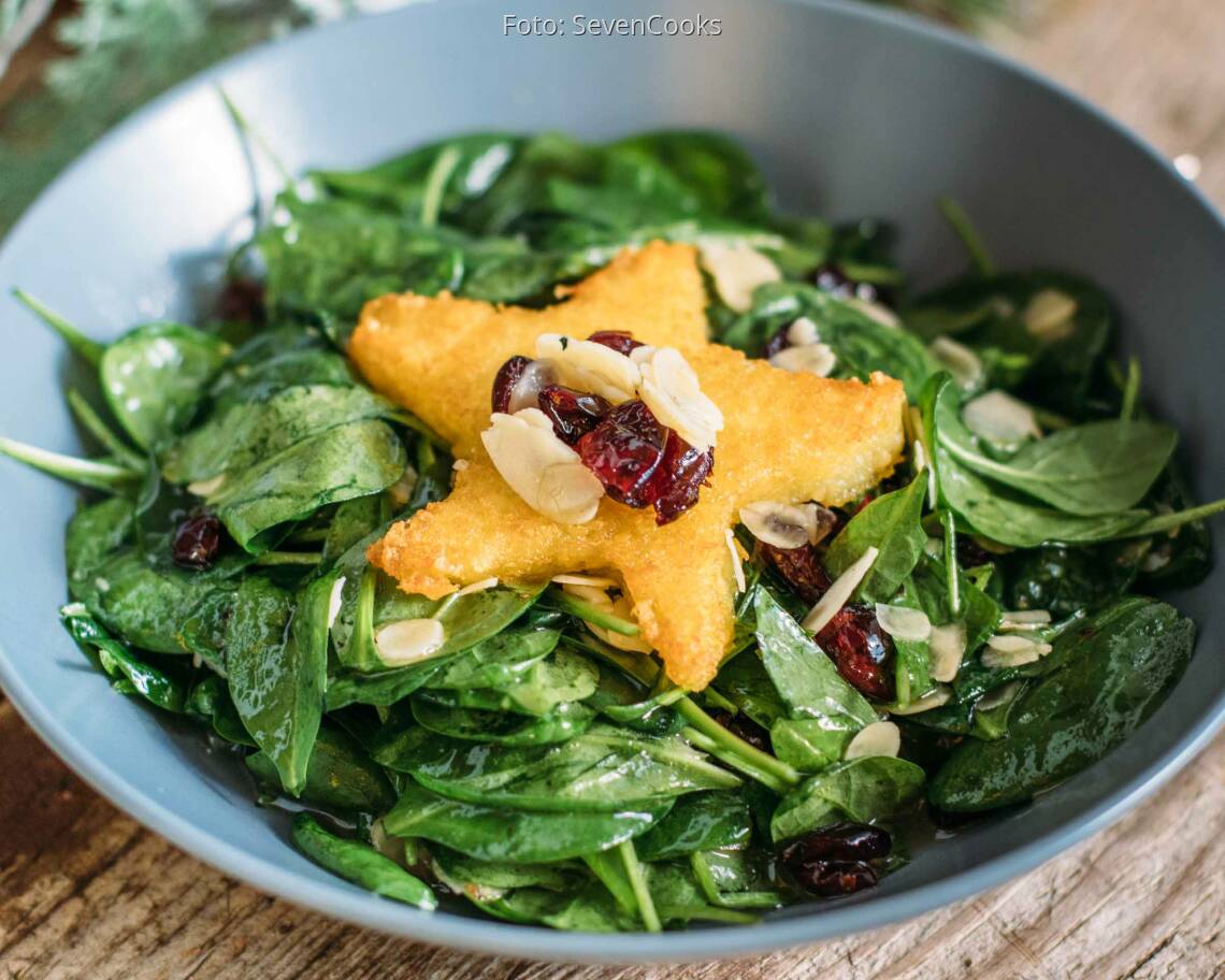 Veganes Rezept: Babyspinatsalat mit Knödelteig-Sternen