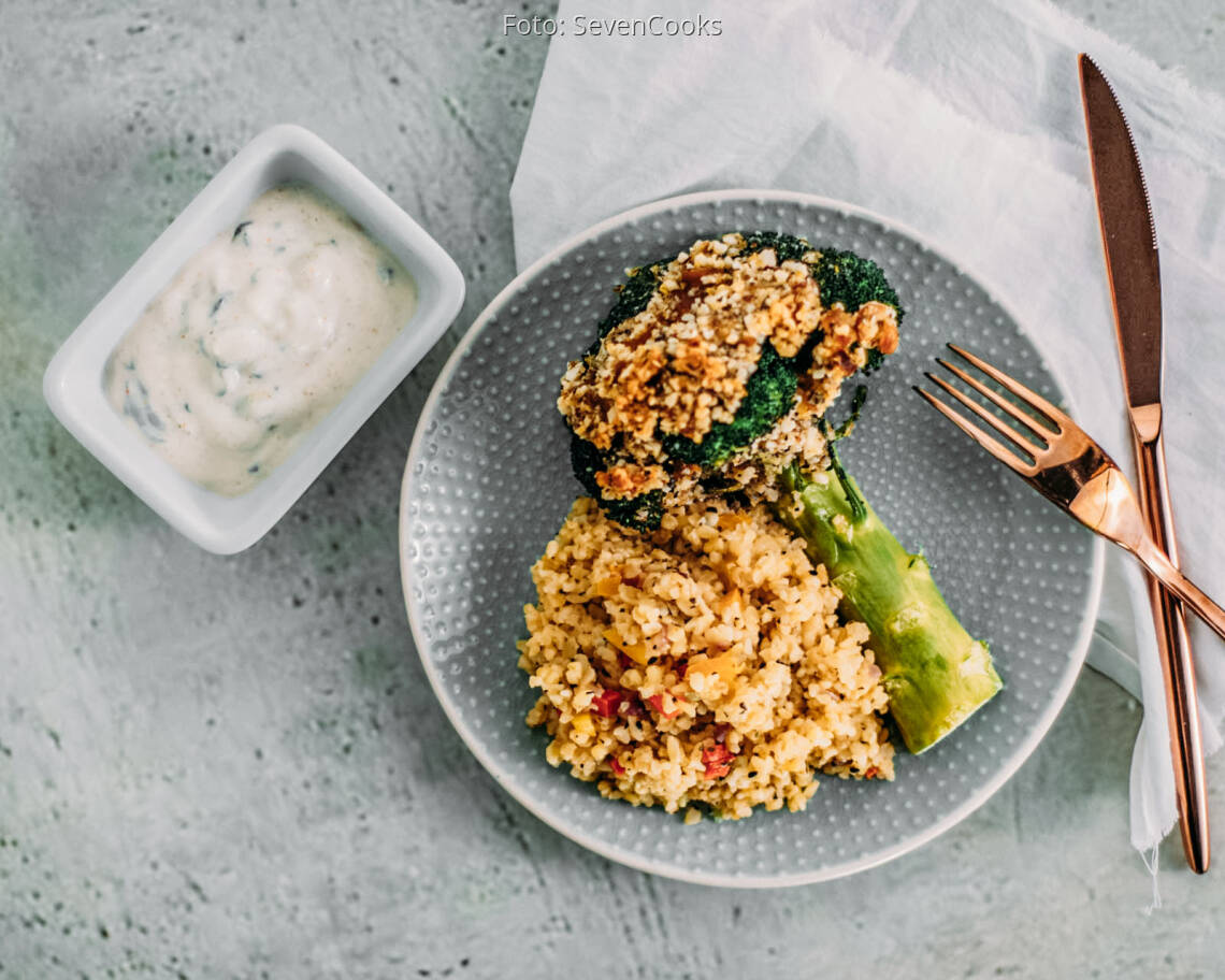 Veganes Rezept: Überbackener_Brokkoli_mit_Paranusskruste_und_Bulgur_Gemüse 1