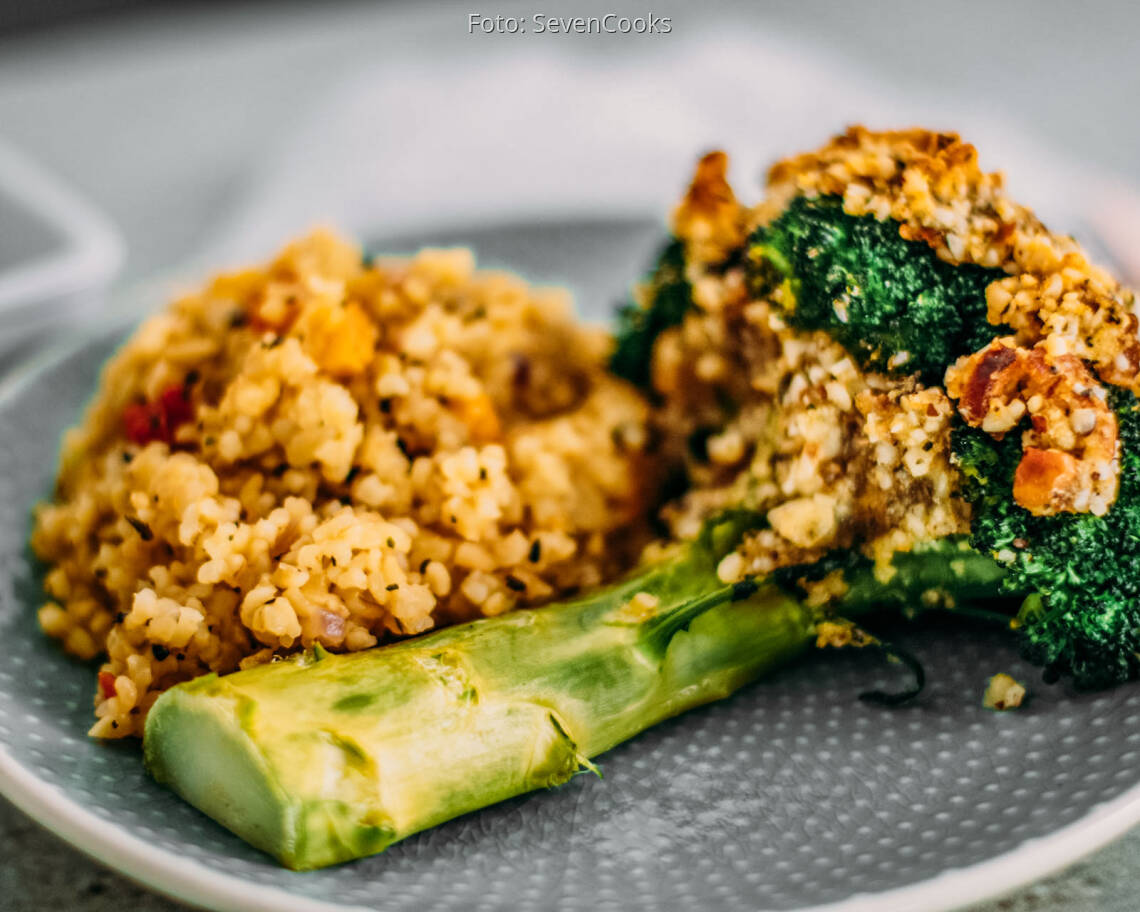 Veganes Rezept: Überbackener_Brokkoli_mit_Paranusskruste_und_Bulgur_Gemüse 2