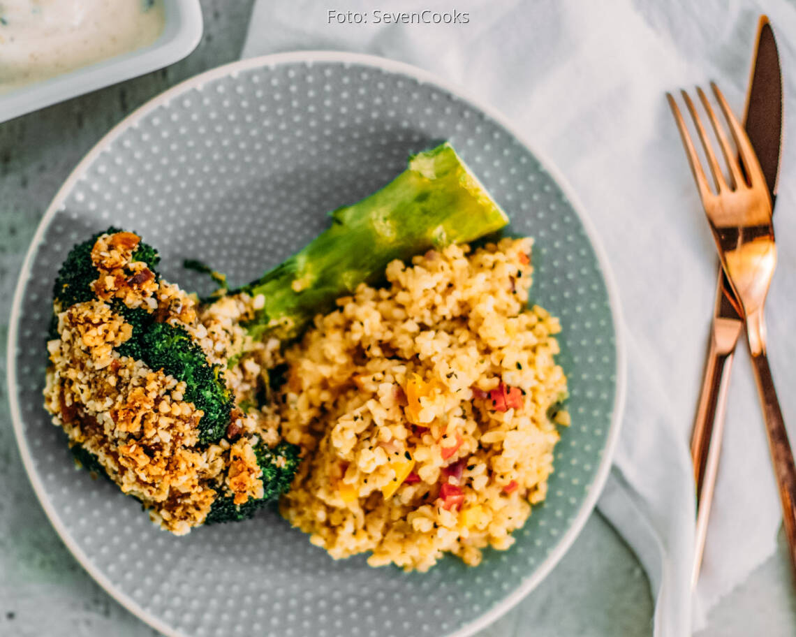 Veganes Rezept: Überbackener_Brokkoli_mit_Paranusskruste_und_Bulgur_Gemüse 3