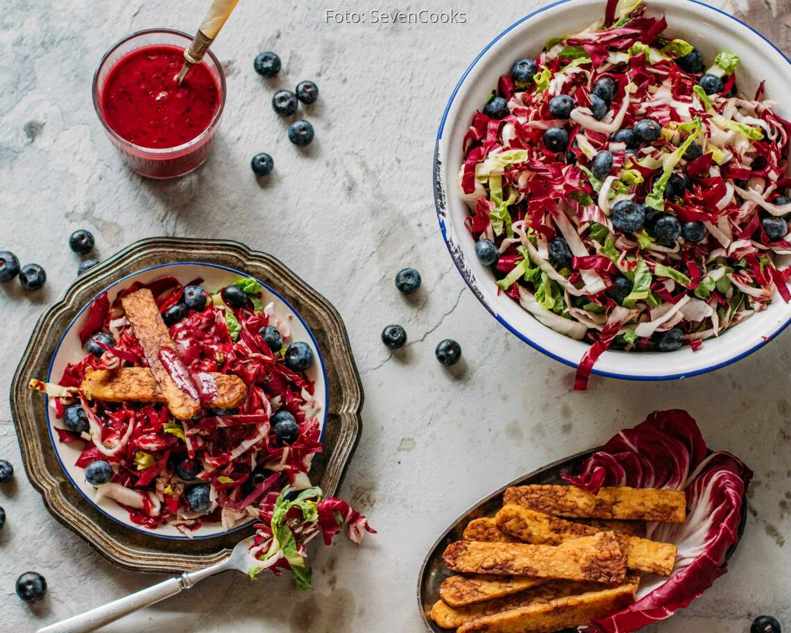 Veganes Rezept: Blaubeersalat mit knusprigen Tempehstreifen 1
