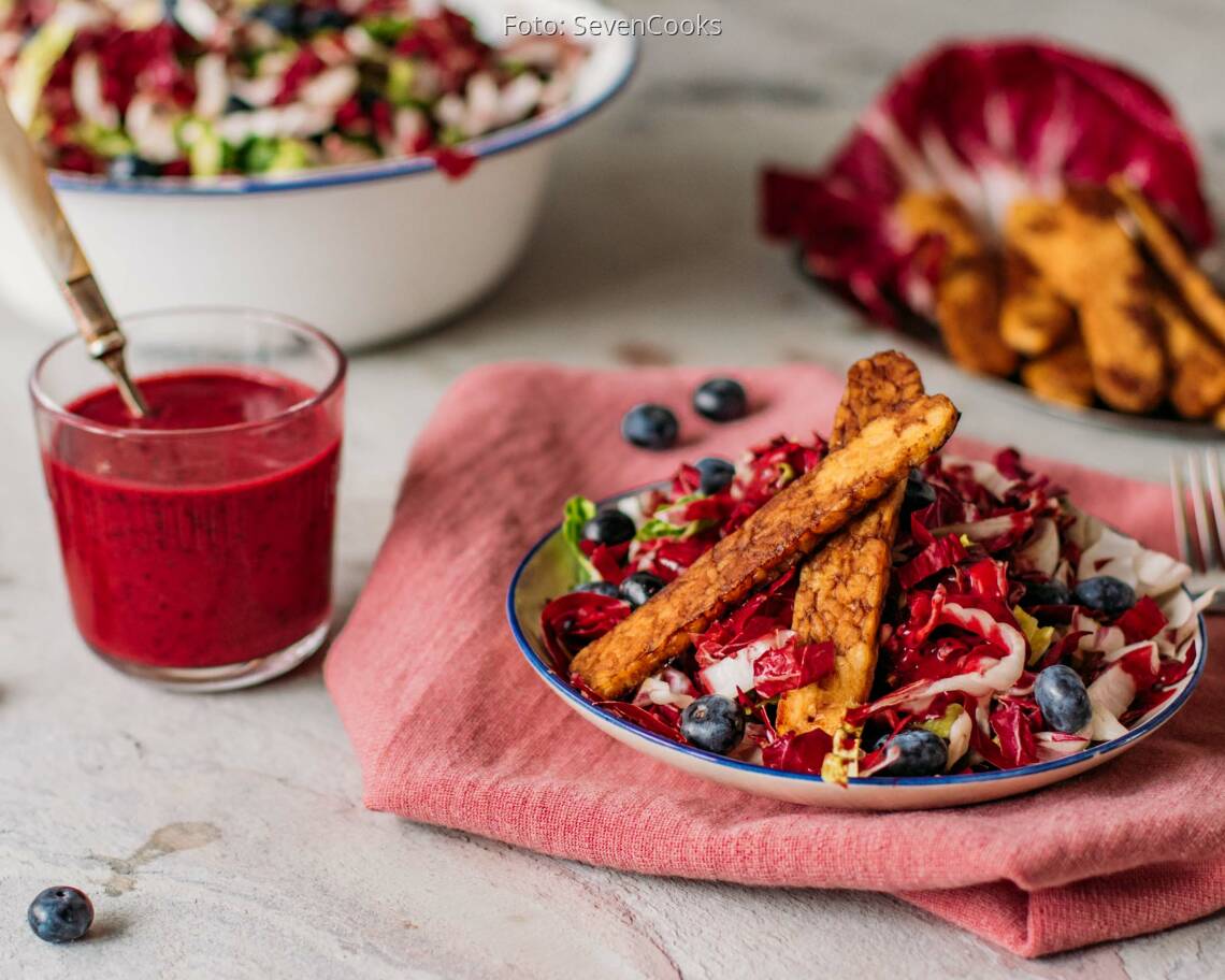 Veganes Rezept: Blaubeersalat mit knusprigen Tempehstreifen 2