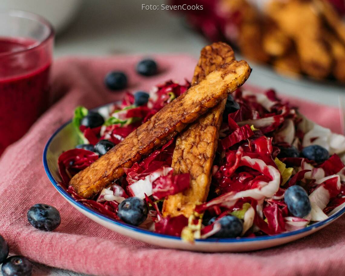 Veganes Rezept: Blaubeersalat mit knusprigen Tempehstreifen 3
