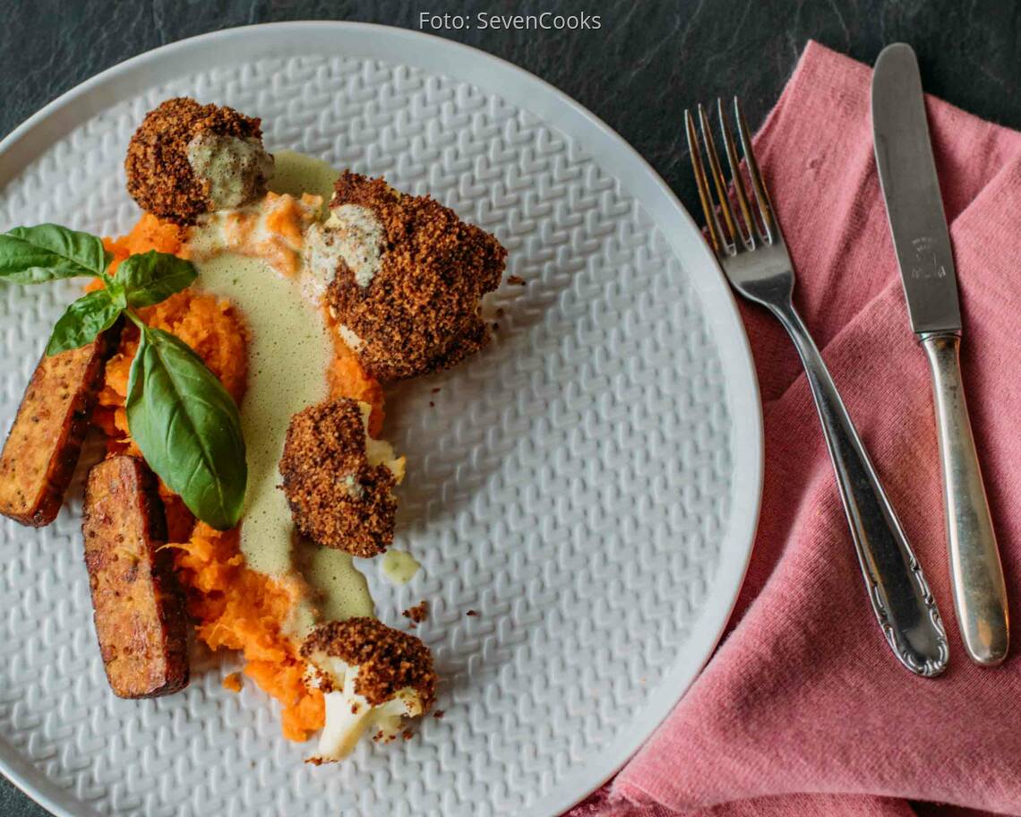 Veganes Rezept: Blumenkohl mit Semmelkruste an Möhren-Ingwer-Stampf 2