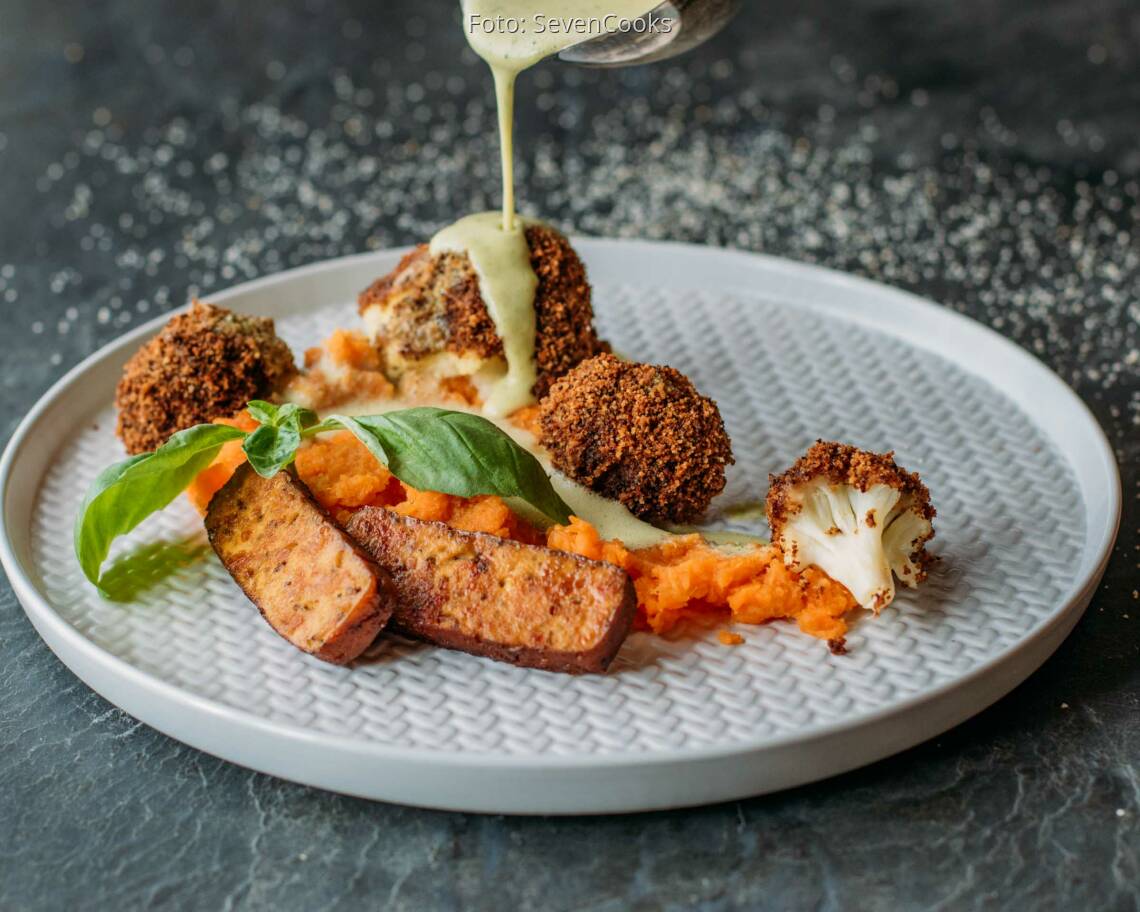 Veganes Rezept: Blumenkohl mit Semmelkruste an Möhren-Ingwer-Stampf 3