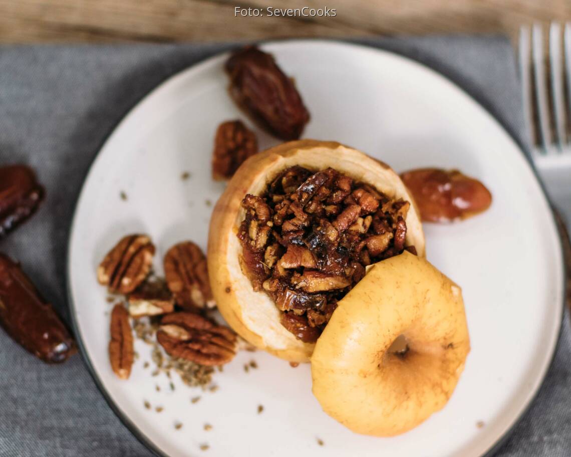 Veganes Rezept: Bratapfel mit Anis-Dattel-Füllung