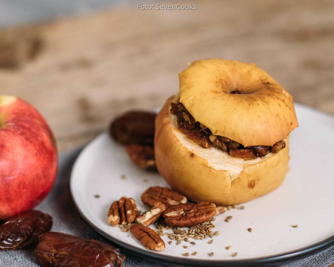Veganes Rezept: Bratapfel mit Anis-Dattel-Füllung