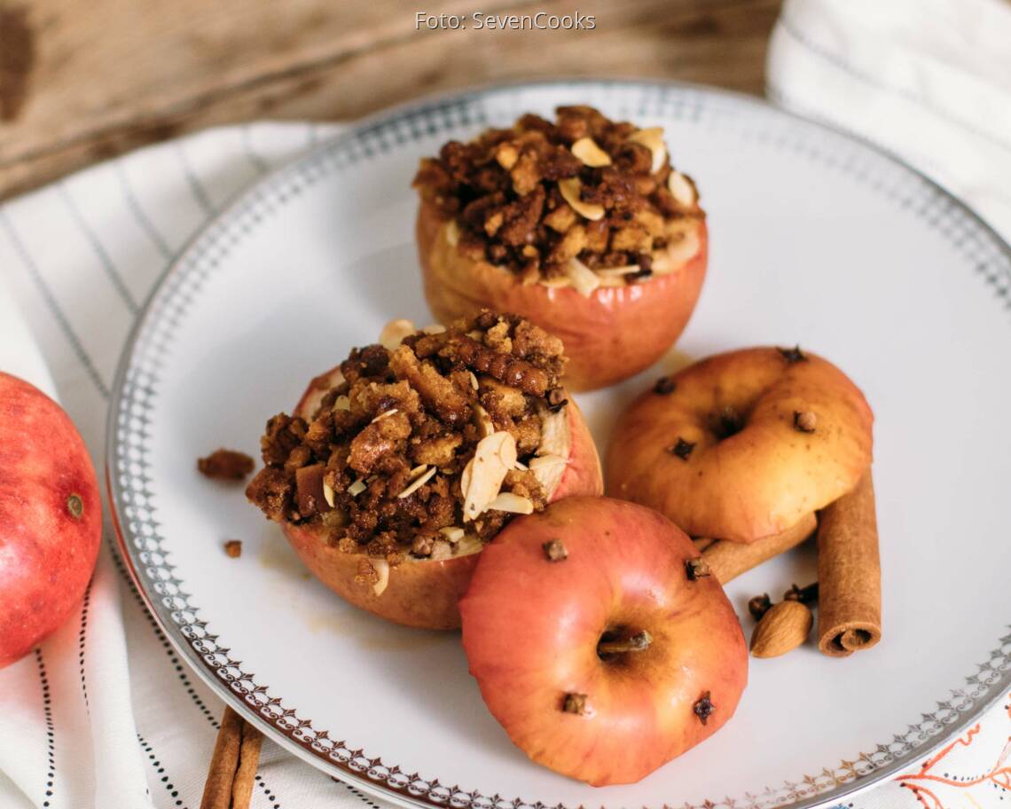 Veganes Rezept: Bratapfel mit Mandel-Rosinen-Füllung und Knuspertopping