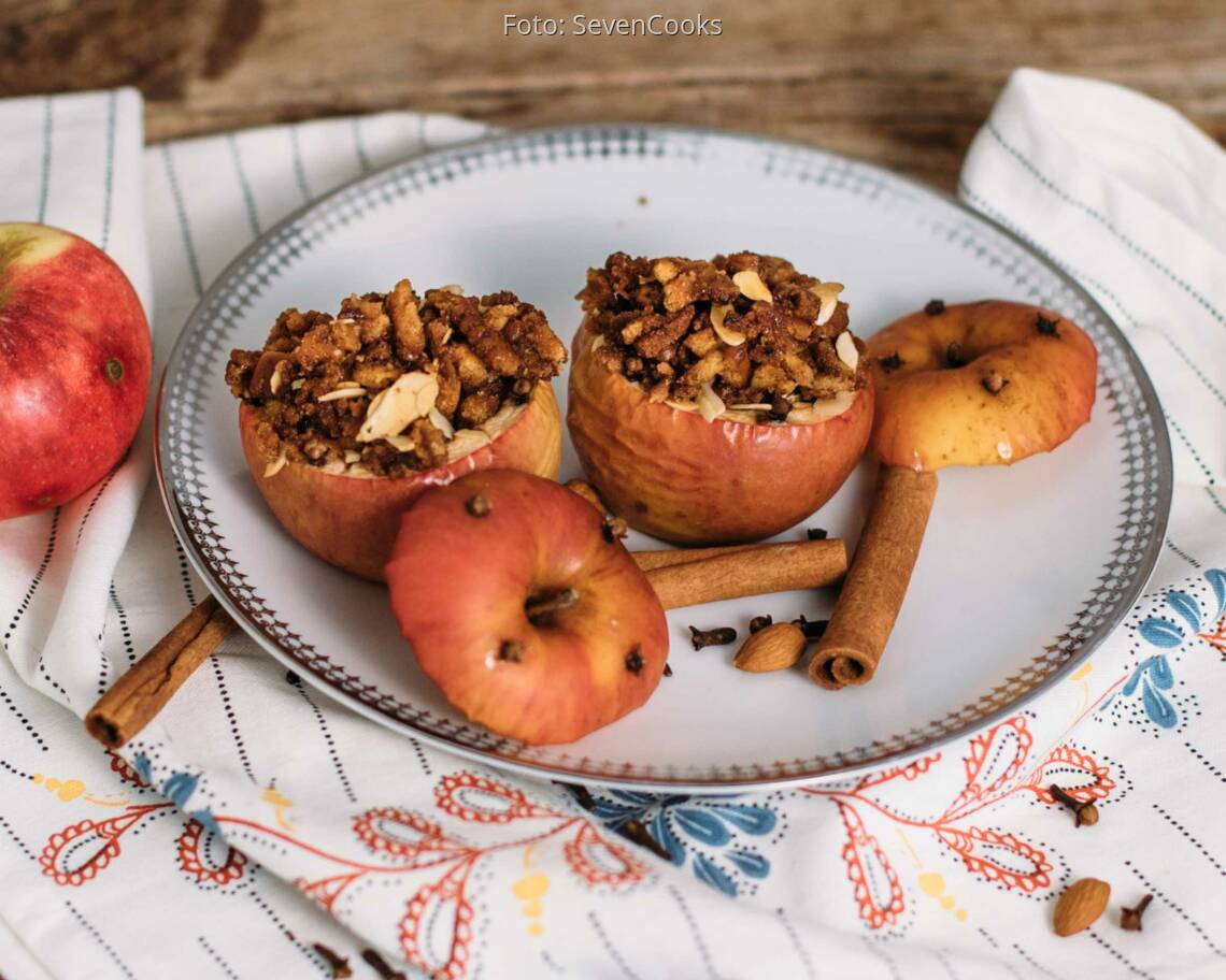 Veganes Rezept: Bratapfel mit Mandel-Rosinen-Füllung und Knuspertopping
