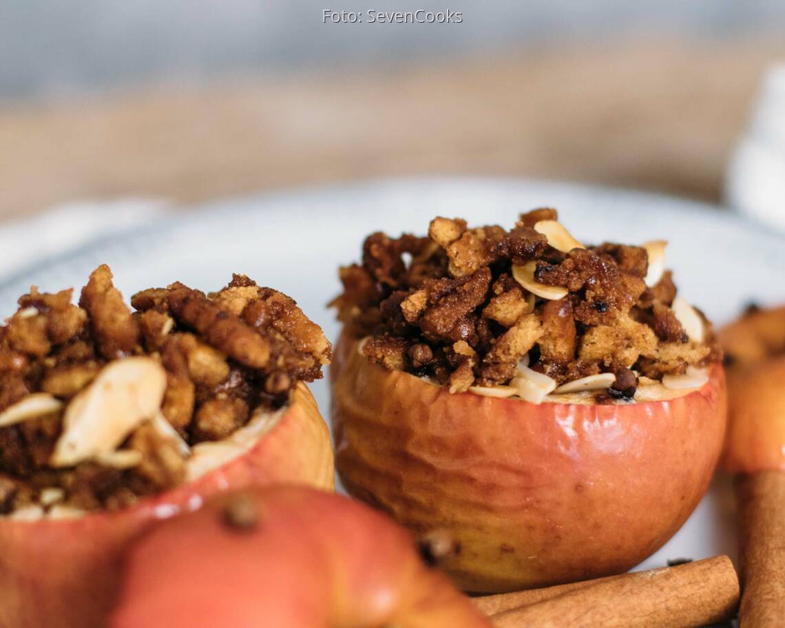 Veganes Rezept: Bratapfel mit Mandel-Rosinen-Füllung und Knuspertopping