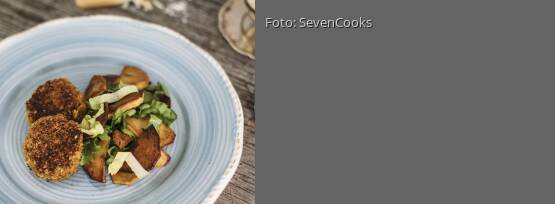 Rezeptbild für "Bratkartoffeln mit Endiviensalat und Karotten-Nuss-Bratlingen"