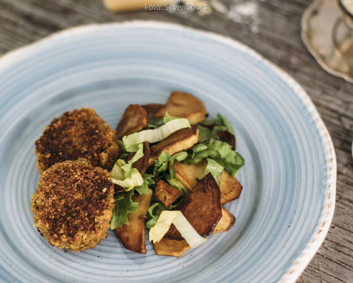 Veganes Rezept: Bratkartoffeln mit Endiviensalat und Karotten-Nuss-Bratlingen 1