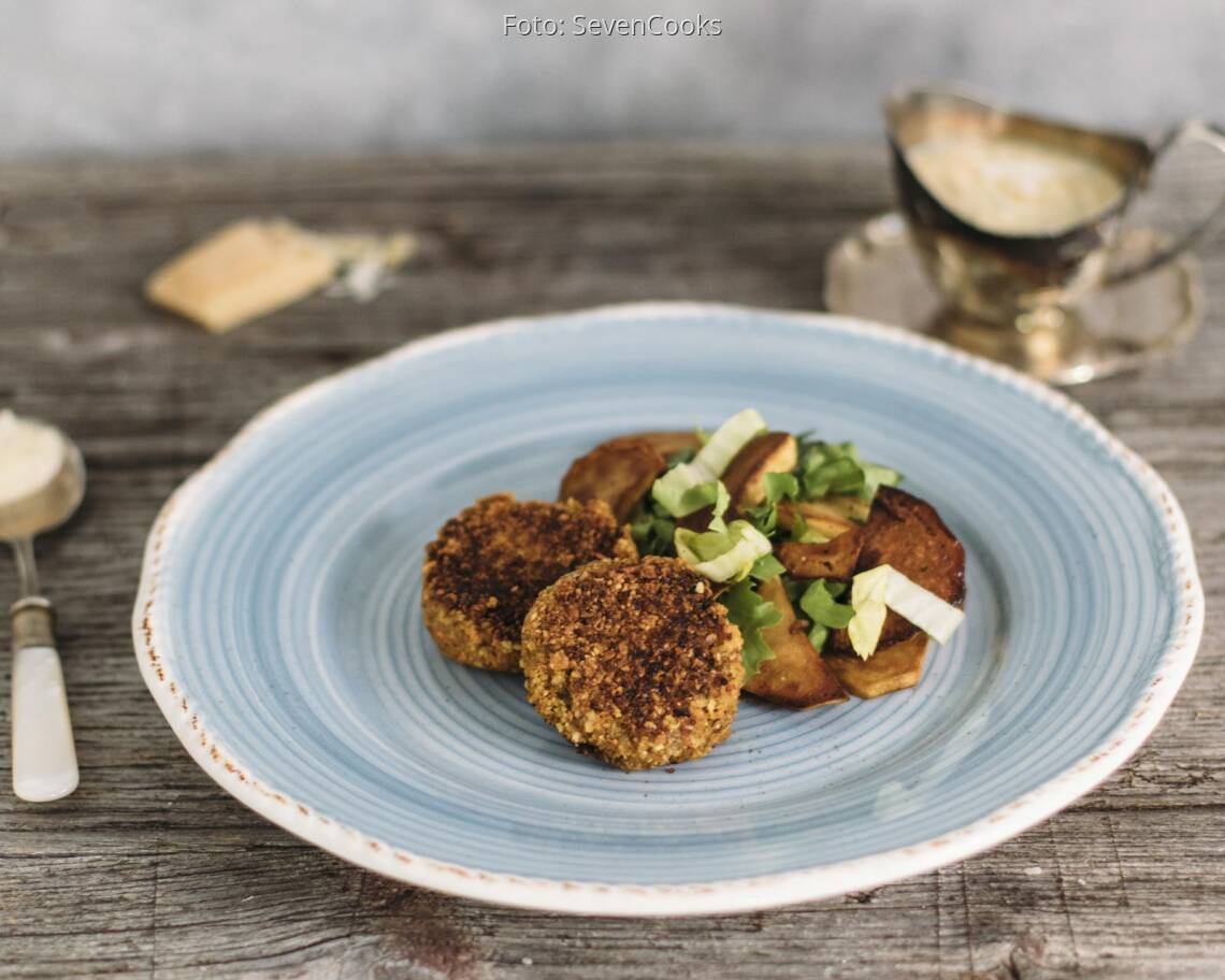 Veganes Rezept: Bratkartoffeln mit Endiviensalat und Karotten-Nuss-Bratlingen 2