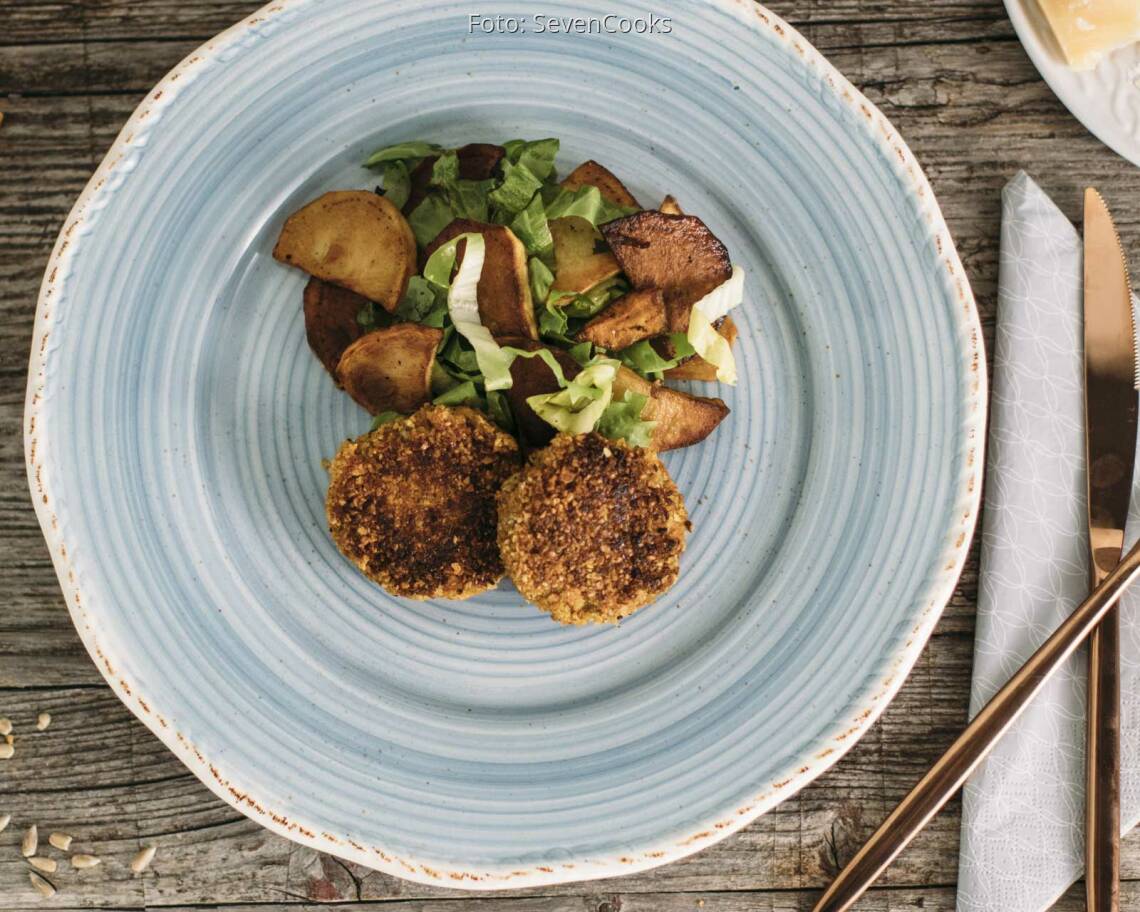 Veganes Rezept: Bratkartoffeln mit Endiviensalat und Karotten-Nuss-Bratlingen 3