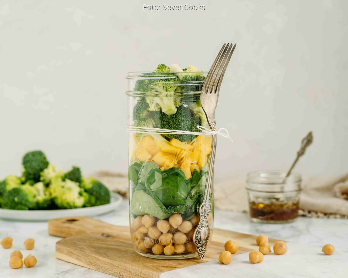 Veganes Rezept: Brokkoli Mango Salat im Glas