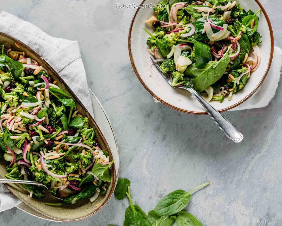Veganes Rezept: Brokkolisalat mit Spinat und Cranberries 1