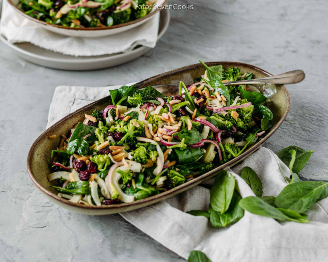 Veganes Rezept: Brokkolisalat mit Spinat und Cranberries 2