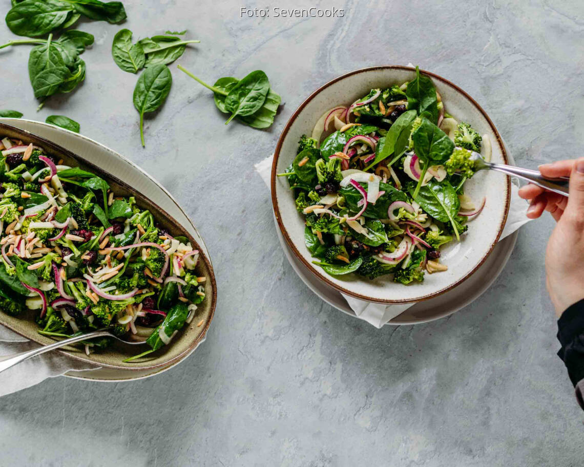 Veganes Rezept: Brokkolisalat mit Spinat und Cranberries 3