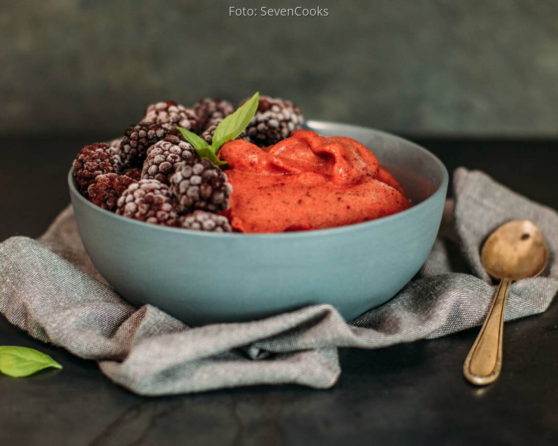 Veganes Rezept: Brombeer-Thaibasilikum-Nicecream_1