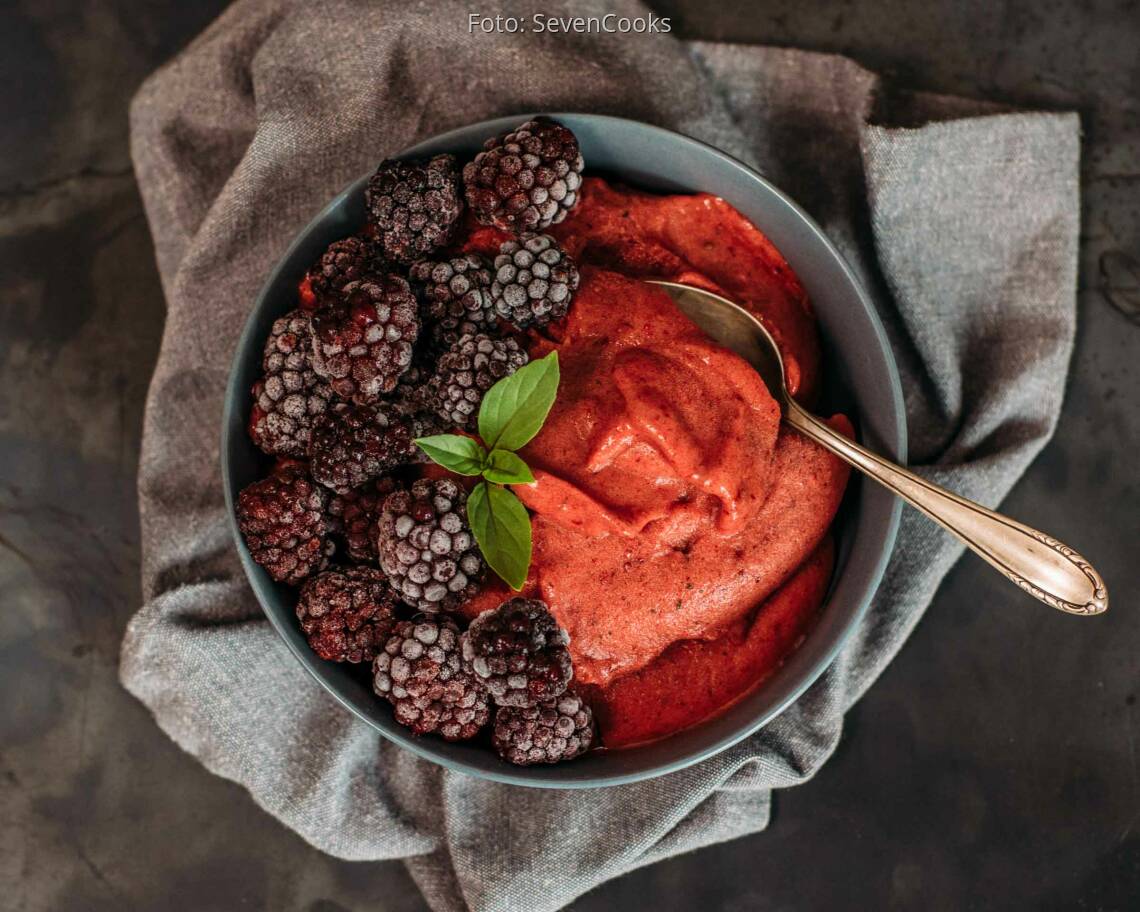 Veganes Rezept: Brombeer-Thaibasilikum-Nicecream_3